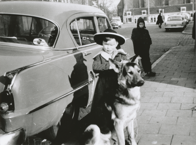 876452 Portret van Ries de Winter, zoontje van Johannes Hendrikus ('Joop') de Winter en Anthonia ('Tonnie') Emo, met de ...